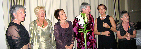 Noen_damer_nset_ogs__bidra_med_sang_under_sangerstevet_2007