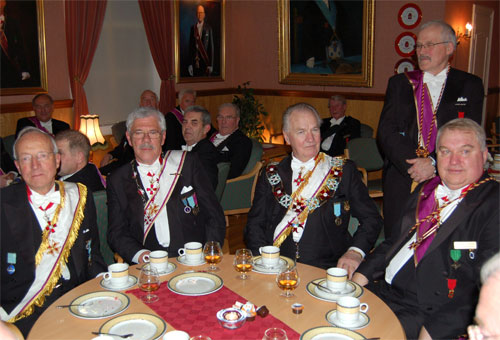 ny-om-bodoe-stewardsloge-ved-kaffebordet