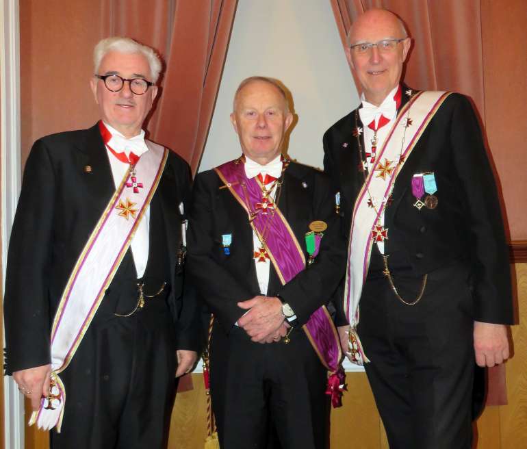 |Tradisjonen tro bidro Frimurerkoret til stemningen med vakker korsang.|||
