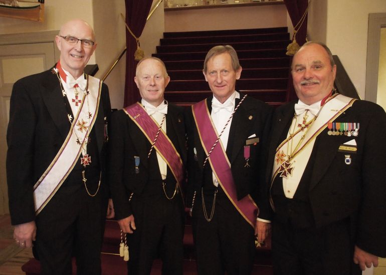 Fra v.: Prov.M. Per Trygve Kongsnes, tidl. Ordf. br. Rolf Schjem, Ordf.br. Jan Holt og Ordenens Seglbevarer Knut B. Teige.