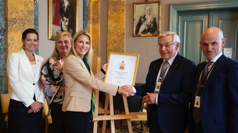 Fra venstre: Vibeke Malting, Line Lybo Uppgard og Trine Nicolaysen fra Barnekreftforeningen, sammen med Ordenens Stormester Ragnar Tollefsen og Ordenens Administrator Frode Olsbø. Foto: Steinar Lund|||