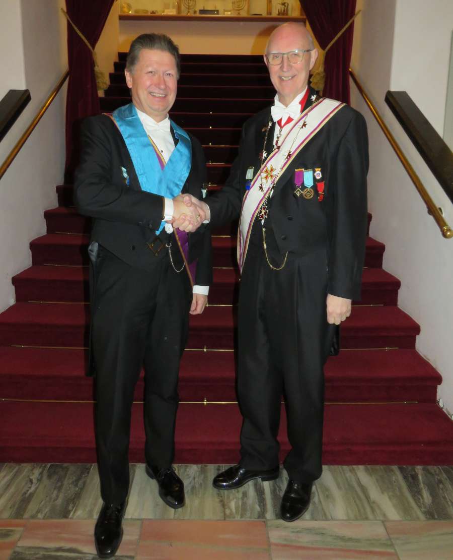 En gjensidig gratulasjon. OM i Midnatsol, Øyvind Kvalnæs og Provincialmester i Tromsø Provincialloge, Per Trygve Kongsnes.