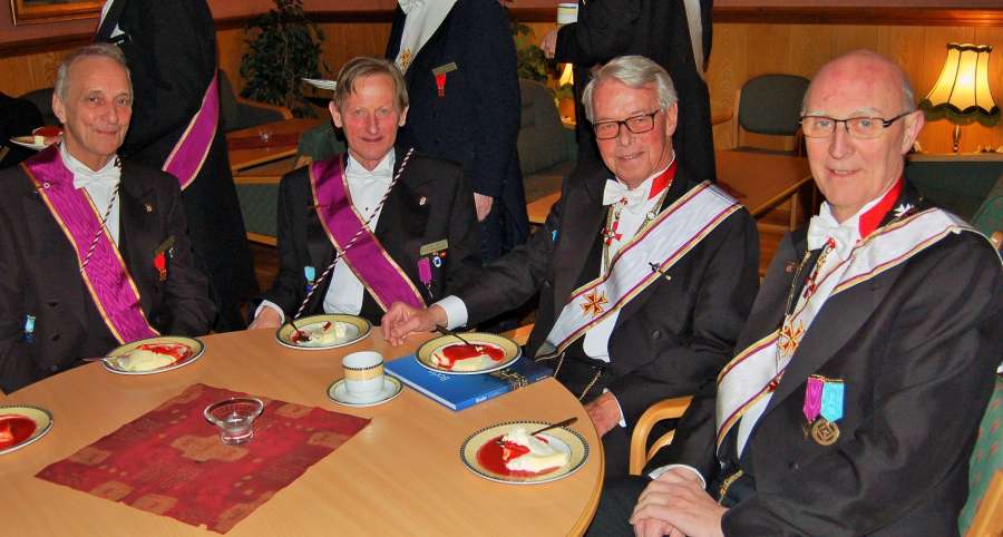 Kaffestund i salongen etter høytidsmarkeringen i Bodø Kap. Br.forening. Fra v.: Viceordf.br. Arne Hjermind, Ordf. Broder Jan Holt, O.H.P. og aftenens instruksjonstaler Anders Kjus og Prov.Mester i Tromsø Provincialloge Per Trygve Kongsnes.