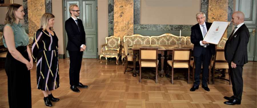 Fra venstre: Prosjektkoordinator Mental Helse Ungdom Hannah Lerfaldet, Innsamlingssjef Mental Helse Ungdom Line Toft, Generalsekretær i Mental Helse Ungdom Adrian Wilhelm Kjølø Tollefsen, Ordenens Stormester Ragnar Tollefsen og Ordenens Administrator Frode Olsbø. Foto: Steinar Lund