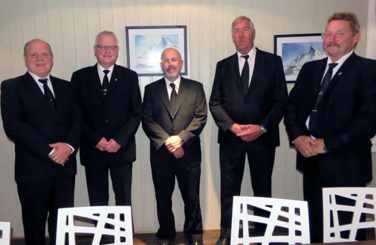 Fordragsholder og ledergruppen. F. v.:  Nestleder Walter Pedersen, leder Olav Hogstad, kasserer Jan-Håkon Kirkesæther, kveldens foredragsholder Jarle Saksenvik og sekretær Kjell Olav Risting.|||