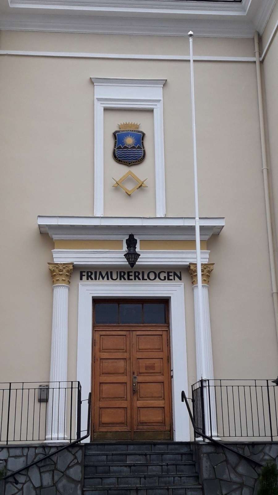 En fasade full av heder