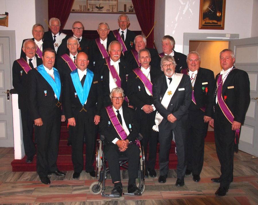 ”Tårngjengen” fra Trondheim samlet etter møtene i St.Johs.l. Salten og Bodø Stew.loge. Lengst til v. i forreste rekke O.M. Knut Jarnæs og fung. O.M. Edd-Charles Moen i Salten, helt til h. i samme rekke O.M. Arne Hansen og fung. O.M. Harald Otto Jakobsen i Bodø Stew.loge. Navnene på de øvrige er: Svein Grindstad, Per Terje Nordmark, Arvid Reppe, Odd Harald Skjervold, Edvin B. Kværnø, Rolv Syrstad, Svein K. Jenssen, Ove Skarpnes, Erik Jondum, Birger Jensen, Jan Olav Straume, Gunnar O. Solbakken, Henry Øiann.