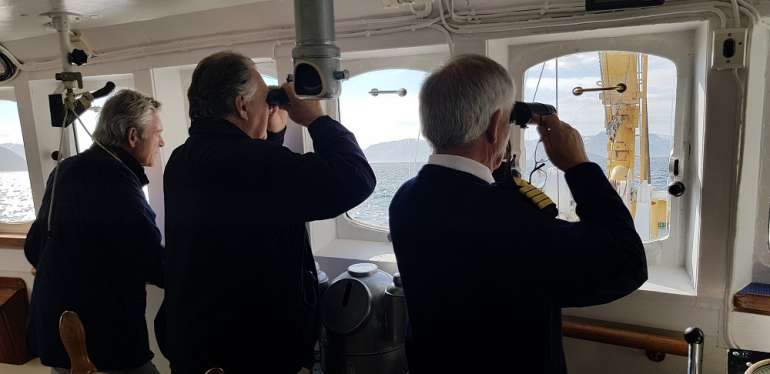 Stormesteren her flankert av StorCM til venstre og tidligere OM i Ultima Thule Odd Torkildsen til høyre, som forøvrig også var kaptein for anledningen, følger interessert med på fuglelivet når vi i sakte marsjfart passerte Håja.|||