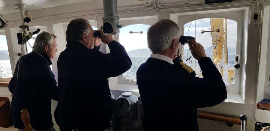 Stormesteren her flankert av StorCM til venstre og tidligere OM i Ultima Thule Odd Torkildsen til høyre, som forøvrig også var kaptein for anledningen, følger interessert med på fuglelivet når vi i sakte marsjfart passerte Håja.