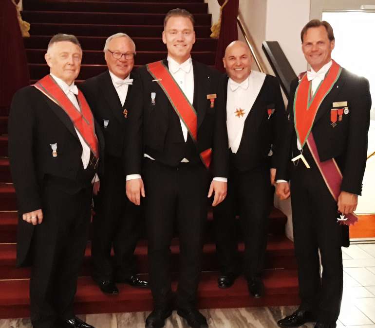 Deler av embedsverket i St. Andreaslogen Hålogalands møte 30. april. F. v.: OM og DelM i Hålogaland, Olav Andreassen og Arild Sandvik. Fra St. Andreaslogen Helgeland deltok Robin Söderkvist, Bjørn Grytten og kveldens møteleder, OM Kristian Drage.|||