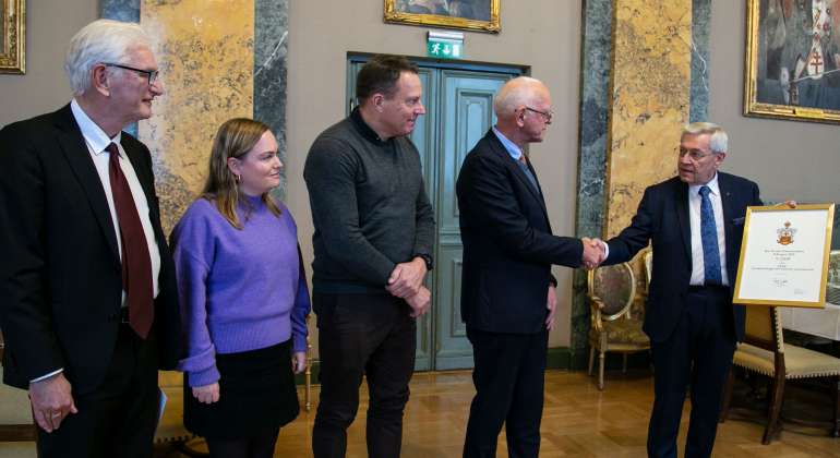 Fra venstre: Ordenens Administrator Egil Herman Sjursen, Andrea Stenseth, Knut Harald Ulland, Einar Jakobsen i LEVE og Ordenens Stormester Ragnar Tollefsen.|||