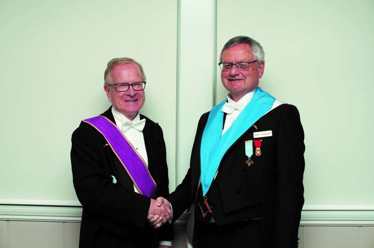 Avtroppende OM Leif Gjerstad gratulerer ny OM Oddvar Tjernshaugen|||