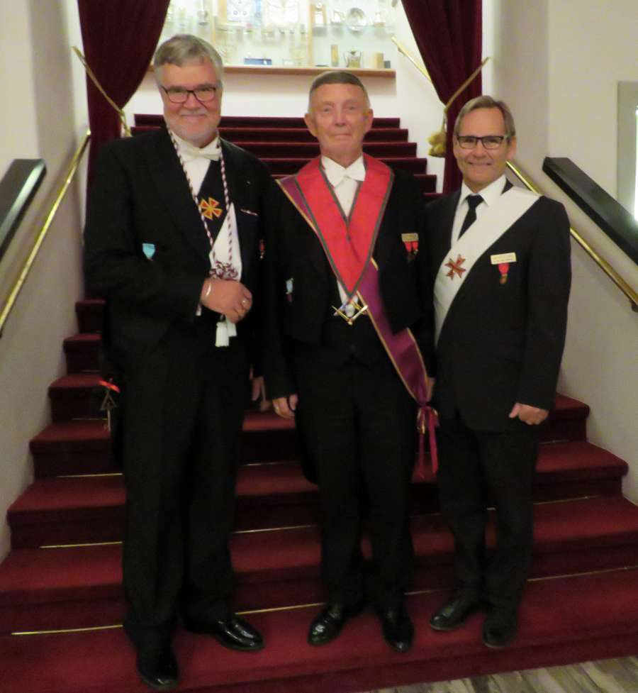 F. v.: Kveldens gjestetaler Per Halstein Nielsen, OM i Hålogaland, Olav Andreassen, ny DelM Hans Kristian Rabben