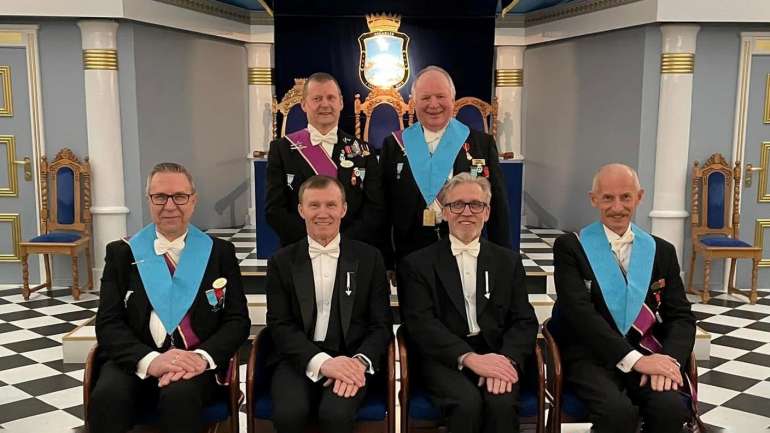 Foran fra venstre: OM Wiggo M. Opdahl, Frank og Fred Fiskebeck og DM Jan Gunnar Vian Bak fra venstre: Fadderne Nils Otto Pleym og Per-Einar Fiskebeck|||